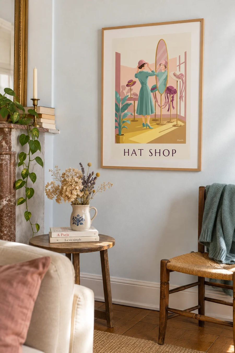 Affiche femme essayant un chapeau chez la modiste : encadrée au mur