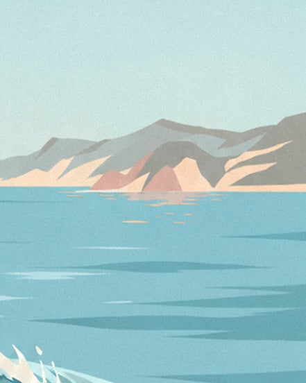Les montagnes de la côte au loin, aux pentes rosées, dans la brume au-dessus de l'océan calme