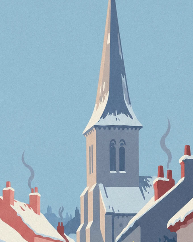 Le clocher pointu sous la neige, entre les toits enneigés et leurs cheminées qui fument