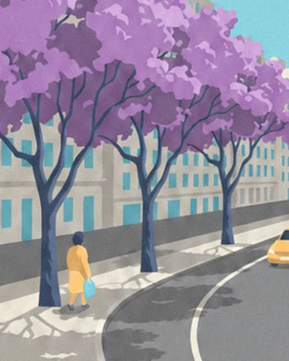 Une passante en manteau jaune sous 3 jacarandas en fleurs, le long de l'avenue et d'un taxi jaune