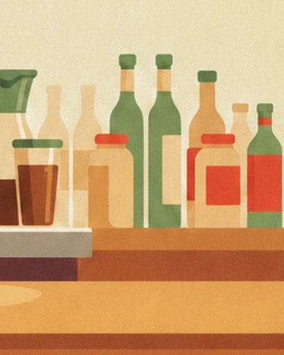 Sur le comptoir, des bouteilles vertes et rouges, des bocaux et un verre de café brun
