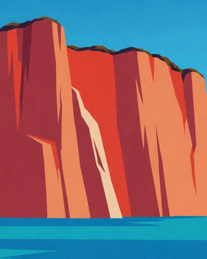 La falaise rouge et orangée striée d'ombres, plongeant dans l'eau turquoise