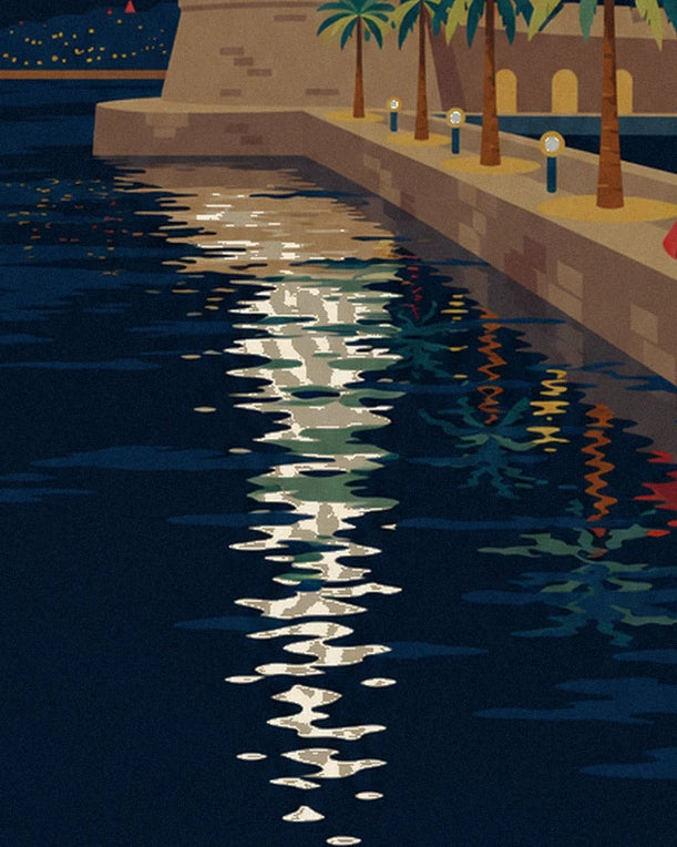 Le reflet des lumières du quai qui danse sur l'eau sombre du port, sous les palmiers