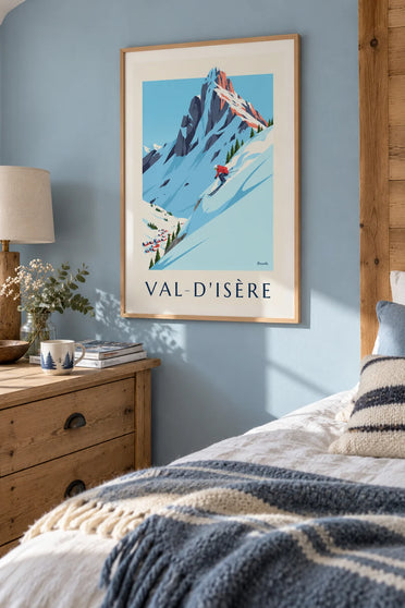 Juliste hiihtäjästä pulverilumessa Val-d'Isèressä: kehystettynä seinällä