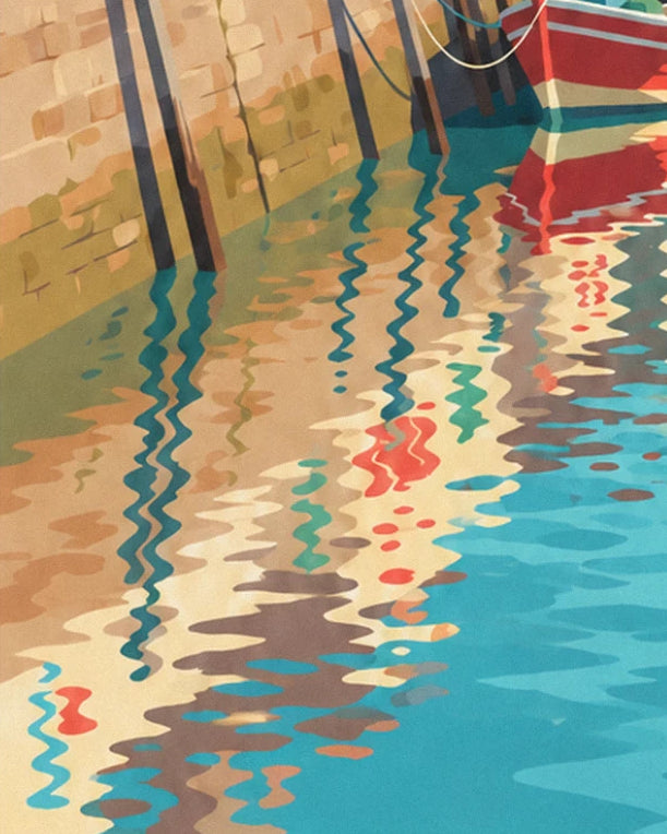 Les reflets rouges, ocre et turquoise d'une coque dans l'eau, le long du mur de pierre