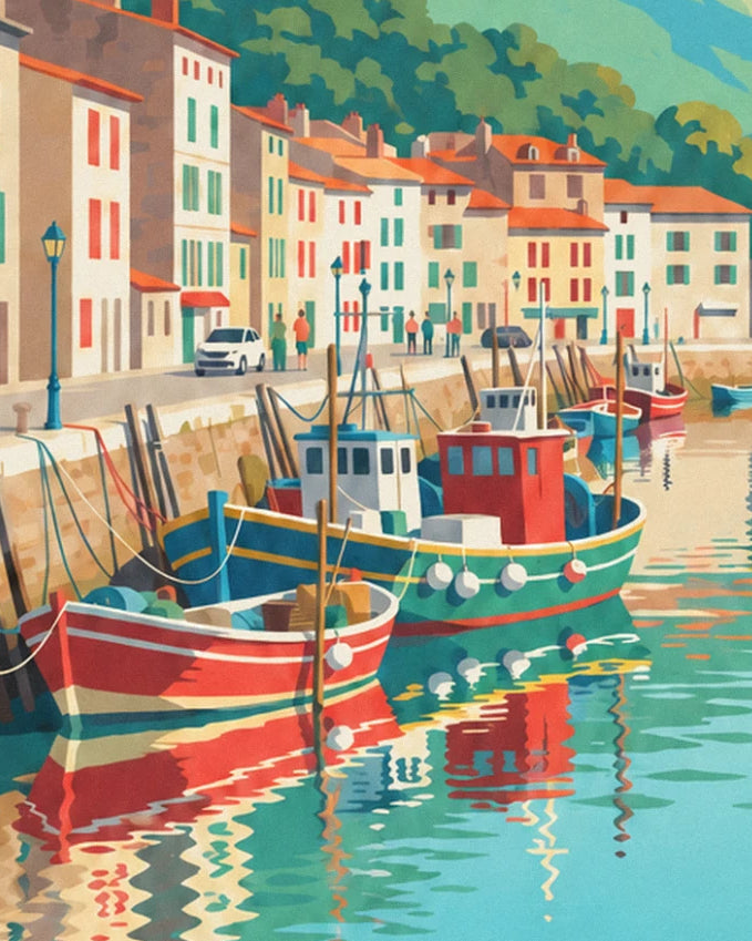 Les chalutiers rouge et vert amarrés au quai, reflétés dans l'eau turquoise du port