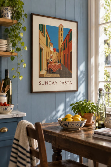 Juliste basilikaspagetista italialaisella kujalla tarjoiltuna: kehystettynä seinällä