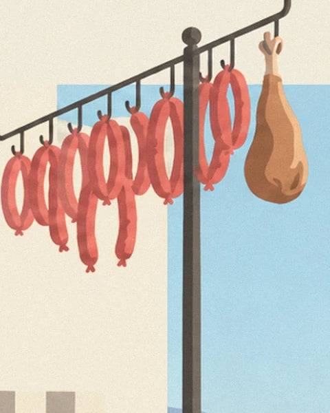 Des saucisses rouges et un jambon accrochés au crochet de leur potence