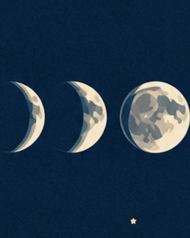 Les 3 phases lunaires éclairées à droite, en crème et gris sur fond bleu nuit