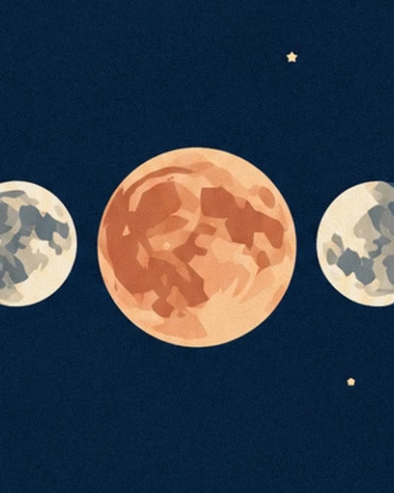 Une grande Lune orangée entre 2 lunes claires sur un ciel bleu nuit étoilé