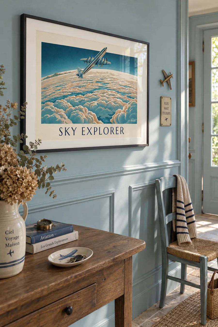 Affiche avion de ligne au-dessus d'une mer de nuages : encadrée au mur