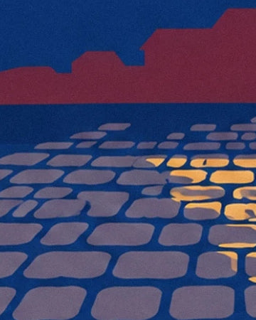 Les pavés bleutés de la rue nocturne, éclairés de reflets dorés