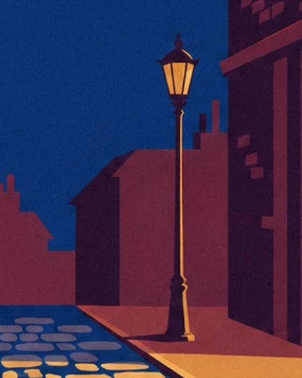 Un réverbère à la lumière ambrée sur le trottoir, entre les façades bordeaux