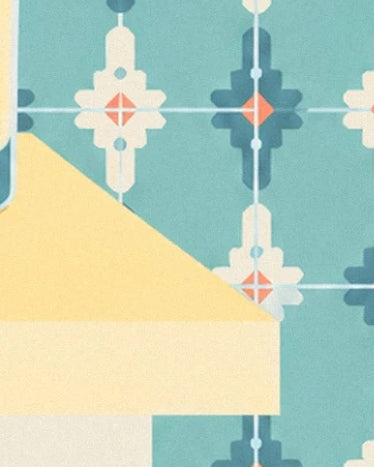 Le coin jaune de la table devant les carreaux turquoise à motifs géométriques