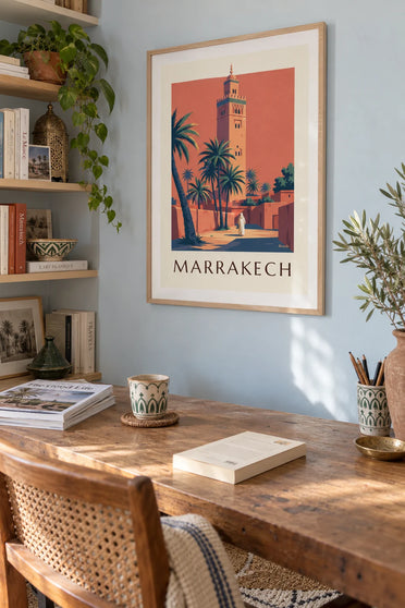 Affiche minaret de la Koutoubia illuminé au crépuscule à Marrakech : encadrée au mur
