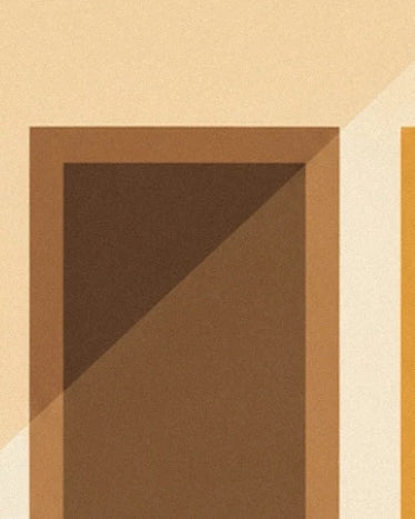 Une porte brune sur un mur crème, traversée par une ombre diagonale