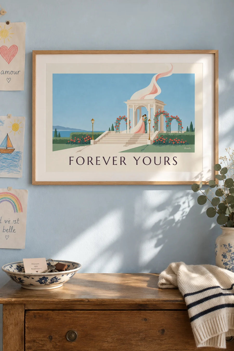 Affiche couple de mariés enlacés sous les arches de roses : encadrée au mur