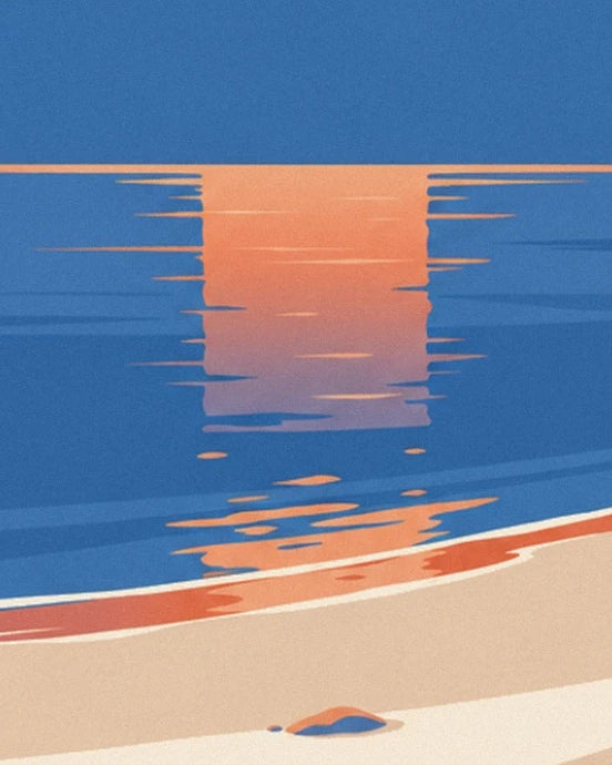 Les reflets orangés du soleil couchant sur la mer bleue au bord du sable clair