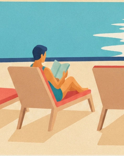 Une lectrice en maillot turquoise sur une chaise longue au bord de la piscine
