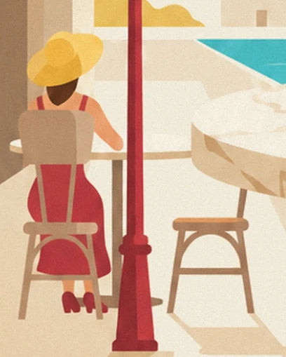 Une femme en robe rouge et chapeau jaune assise en terrasse près d’une chaise vide