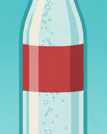 La bouteille aux fines bulles et à la large étiquette rouge sur fond turquoise