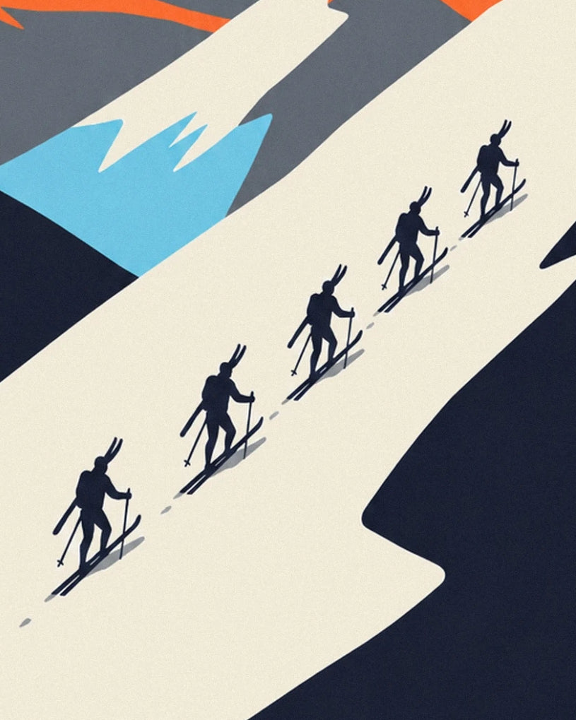 Les 5 silhouettes de skieurs en file sur la pente enneigée, skis et bâtons à la main