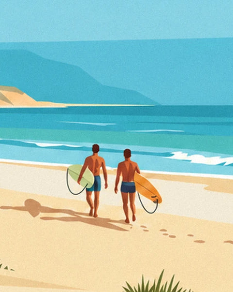 Les 2 surfeurs de dos, planche sous le bras, qui marchent sur le sable vers l'océan