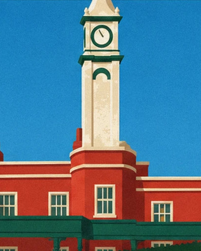 La tour à horloge du club-house, sa façade rouge et ses corniches vertes sous le ciel bleu