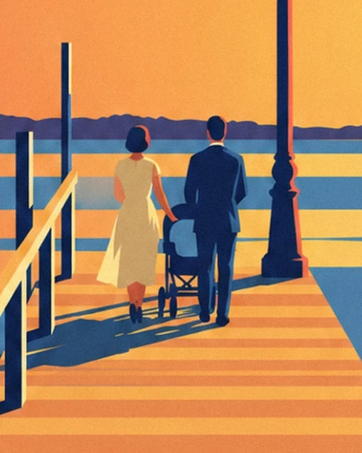 Le couple de dos et son landau, sur la jetée au coucher du soleil