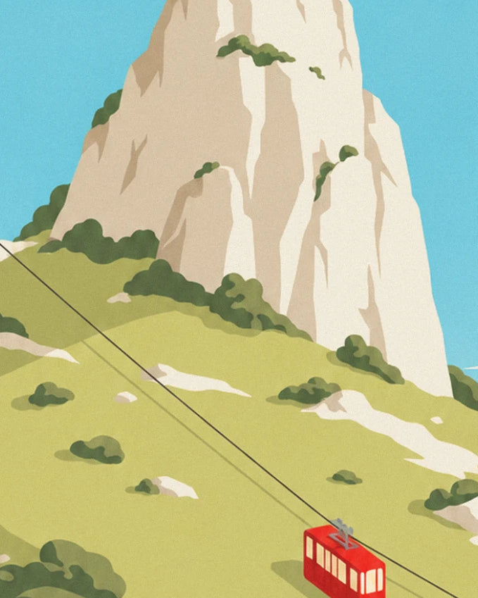 Le rocher du Faron dominant la colline verte, avec la cabine rouge du téléphérique sur son câble
