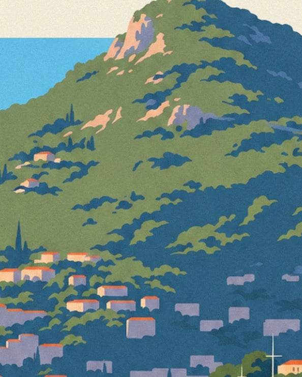 La colline boisée, ses rochers clairs et ses maisons aux toits orangés