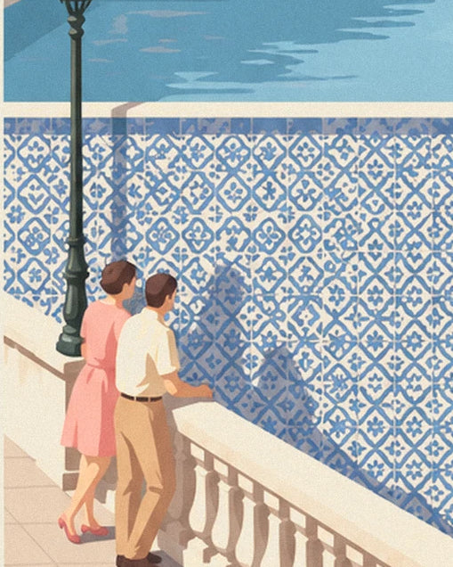 Un couple accoudé à la balustrade devant le mur d'azulejos bleus
