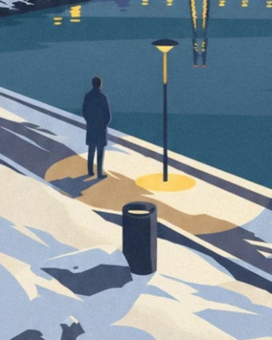 Un personnage en manteau sombre près du lampadaire et de la corbeille, sur le quai enneigé