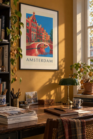 Juliste hyvin kapeat talot ja pyörä Amsterdamin sillalla: kehystettynä seinällä
