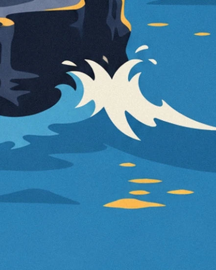 La vague blanche contre le rocher sombre et les reflets dorés sur la mer bleue