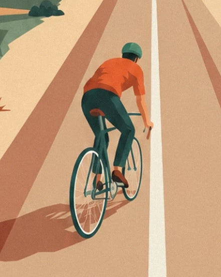Le cycliste en maillot orange et casque vert sur son vélo de route