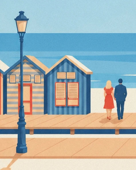 Un couple près des cabines de plage bleues et d’un réverbère sur les planches de Deauville