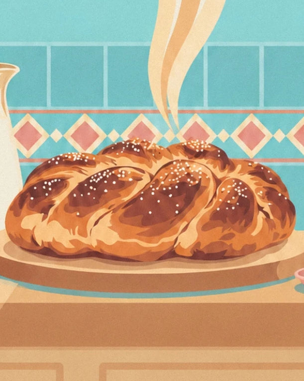 La brioche tressée dorée au sucre perlé sur sa planche, devant le carrelage turquoise