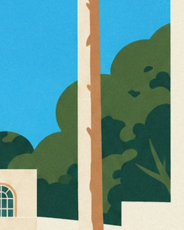 Un tronc de palmier doré devant les feuillages verts et la façade crème à fenêtre cintrée