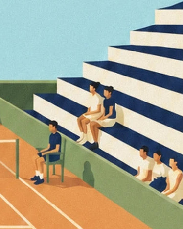 Les spectateurs sur les gradins blancs et bleu marine au bord du court