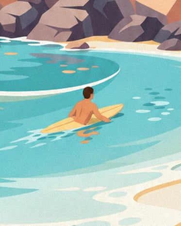Le surfeur de dos sur sa planche jaune, dans l’eau turquoise bordée de rochers