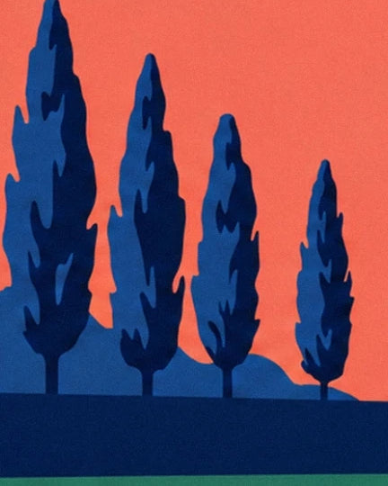 Une rangée de 4 cyprès bleu nuit se détachant sur le ciel corail