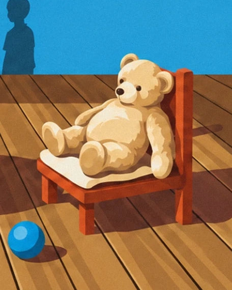 Un ours en peluche sur une chaise en bois, près d’une balle bleue