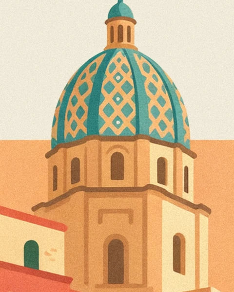 La coupole d'église en tuiles bleu turquoise et dorées, au clocheton élancé