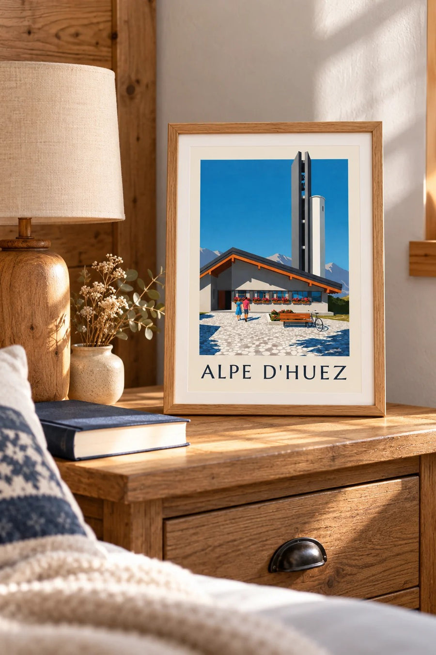 Juliste Notre-Dame-des-Neiges -kirkosta Alpe d'Huezissa : pieni A4-koko kehystettynä