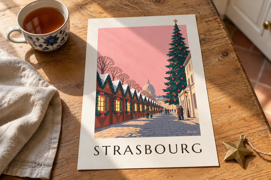 Affiche marché de Noël à Strasbourg, place Broglie : posée sur une table