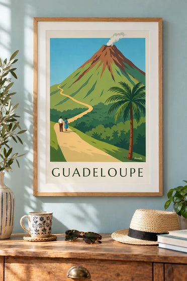 Guadeloupen La Soufrièren tulivuori -juliste : kehystettynä seinällä