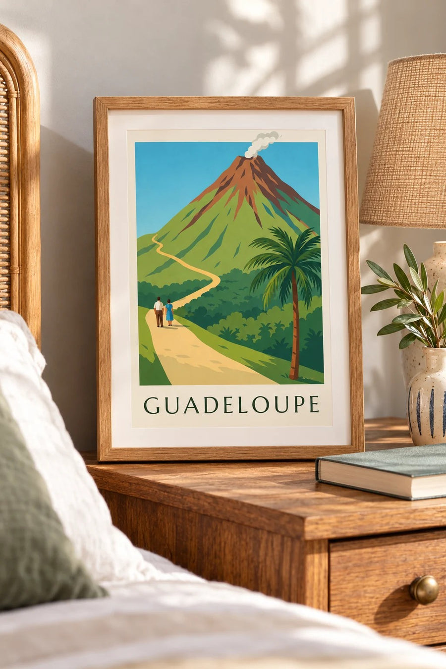 Guadeloupen La Soufrièren tulivuori -juliste : pieni A4-koko kehystettynä