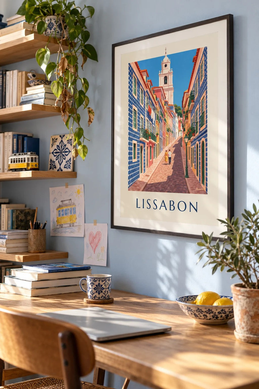 Juliste Lissabonin kuja azulejo-julkisivuineen: Lissabonin kuja ja azulejo-laatoilla koristellut julkisivut, kehystettynä seinällä