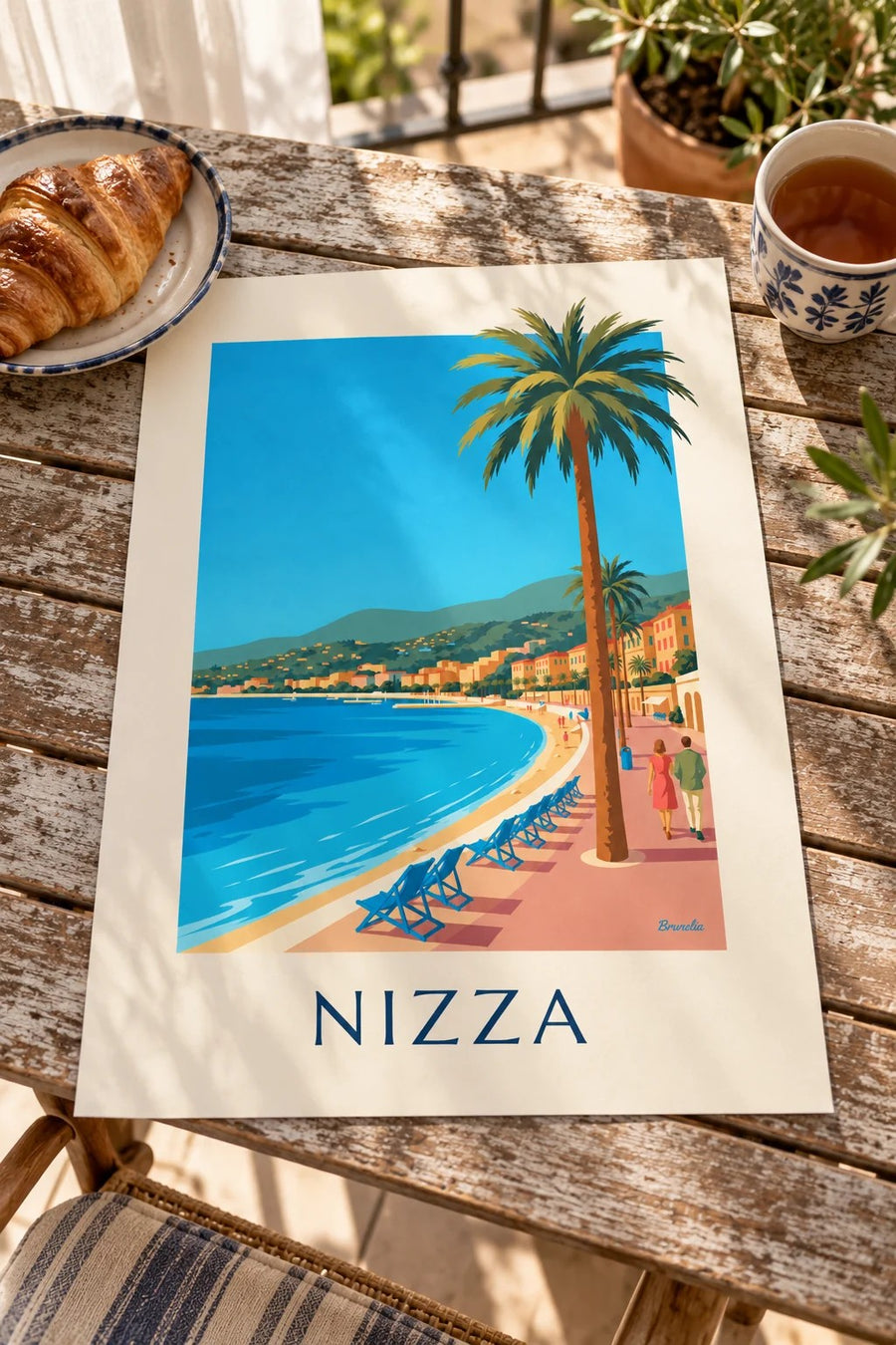 Juliste Promenade des Anglais ja Enkelten lahti Nizzassa: pöydällä